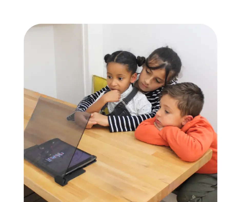 Enfant regardant Mathia avec le kit holographique